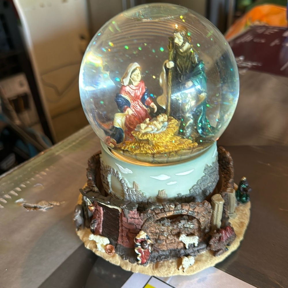 Rare vintage nativity scene that plays joy to the world with a rotating base